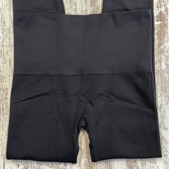 SPANX Black High Waisted Cropped Leggings Size Medium - Picture 2 of 4